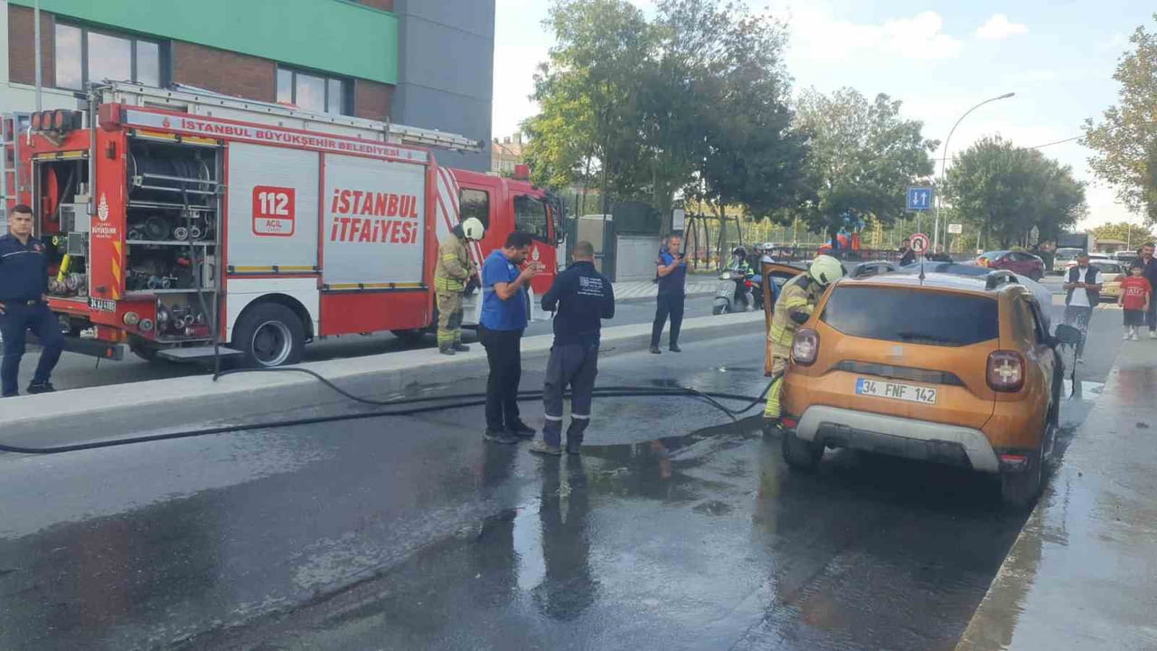 AVCILAR’DA PARK HALİNDEKİ ARAÇTA BİLİNMEYEN BİR NEDEN YANGIN ÇIKTI. ALEVLERE YUNUS POLİSLERİ...
