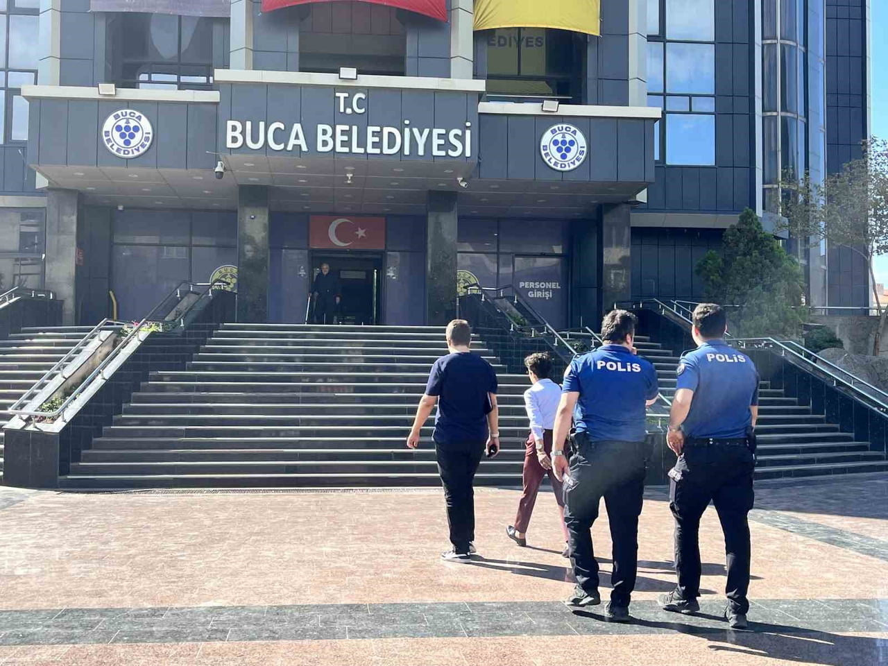 AVUKATLAR, İCRA MEMURLARI VE POLİS EKİPLERİ EŞLİĞİNDE İŞLEMLERİ GERÇEKLEŞTİRMEK ÜZERE BELEDİYE...