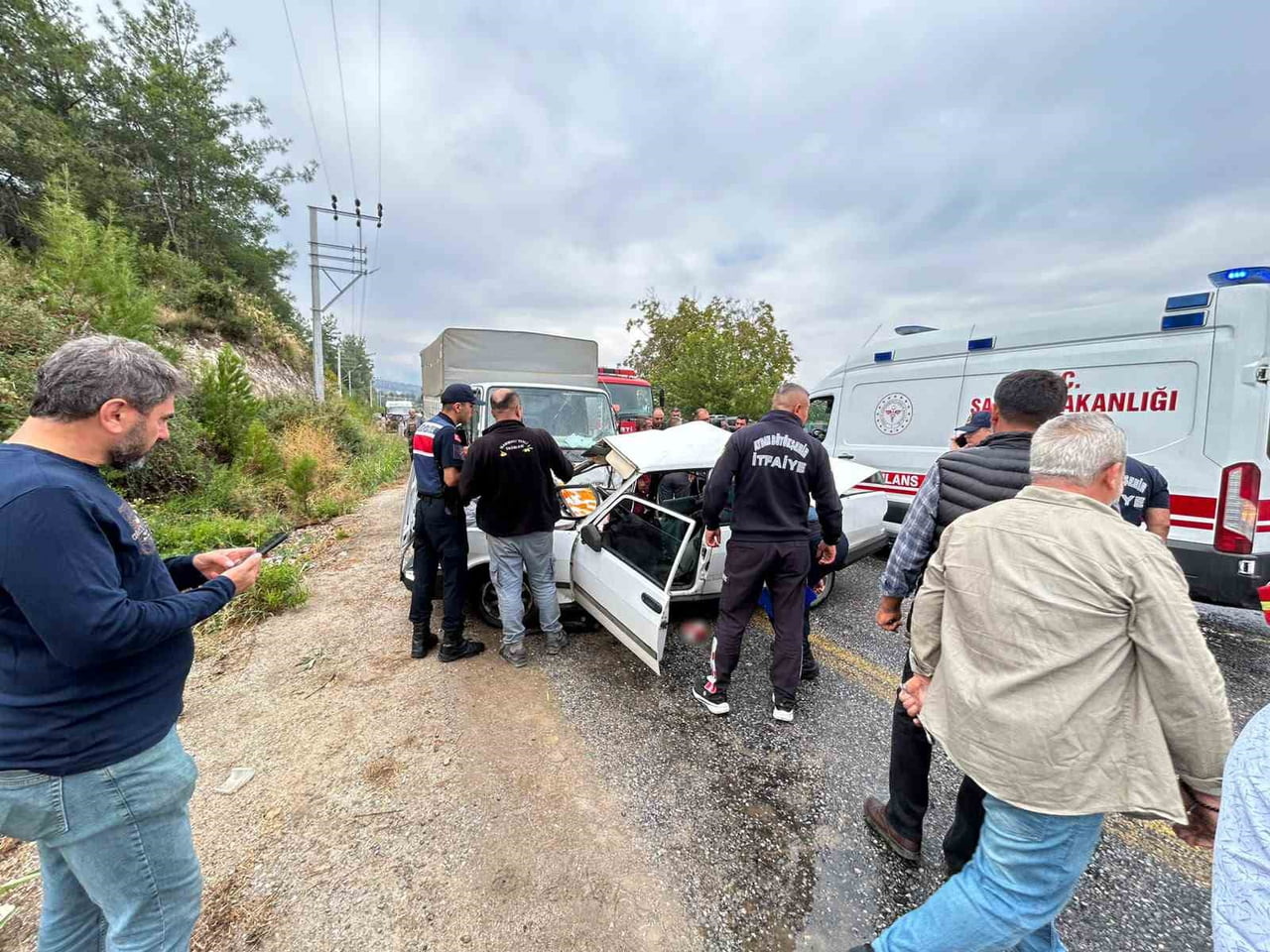 AYDIN'IN BOZDOĞAN İLÇESİNDE OTOMOBİL VE KAMYONETİN ÇARPIŞMASI SONUCU MEYDANA GELEN TRAFİK...