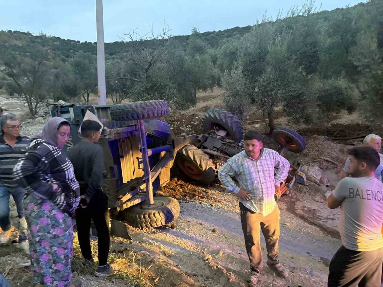AYDIN'IN BOZDOĞAN İLÇESİNDE TRAKTÖRÜN DEVRİLMESİ SONUCU MEYDANA GELEN KAZADA 1 KİŞİ...