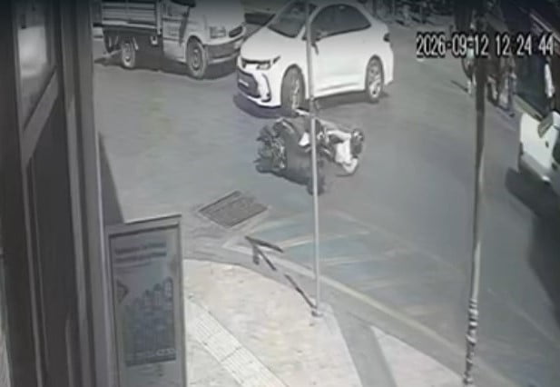 AYDIN'IN EFELER İLÇESİNDE BULVARDAN SOKAĞA DÖNÜŞ YAPMAK İSTEYEN OTOMOBİL İLE MOTOSİKLETİN...