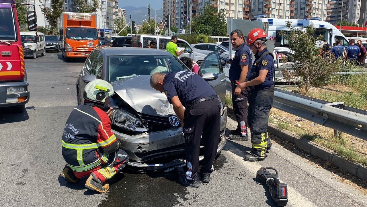 AYDIN'IN EFELER İLÇESİNDE İKİ OTOMOBİLİN ÇARPIŞMASI SONUCU MEYDANA GELEN TRAFİK KAZASINDA 1'İ...