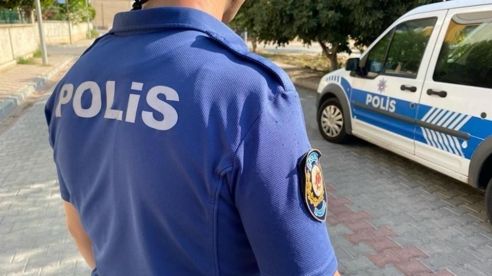 AYDIN'IN EFELER İLÇESİNDE KİMLİK KONTROLÜ SIRASINDA EKİPLERE BAŞKASINA AİT KİMLİK İBRAZ EDEN...