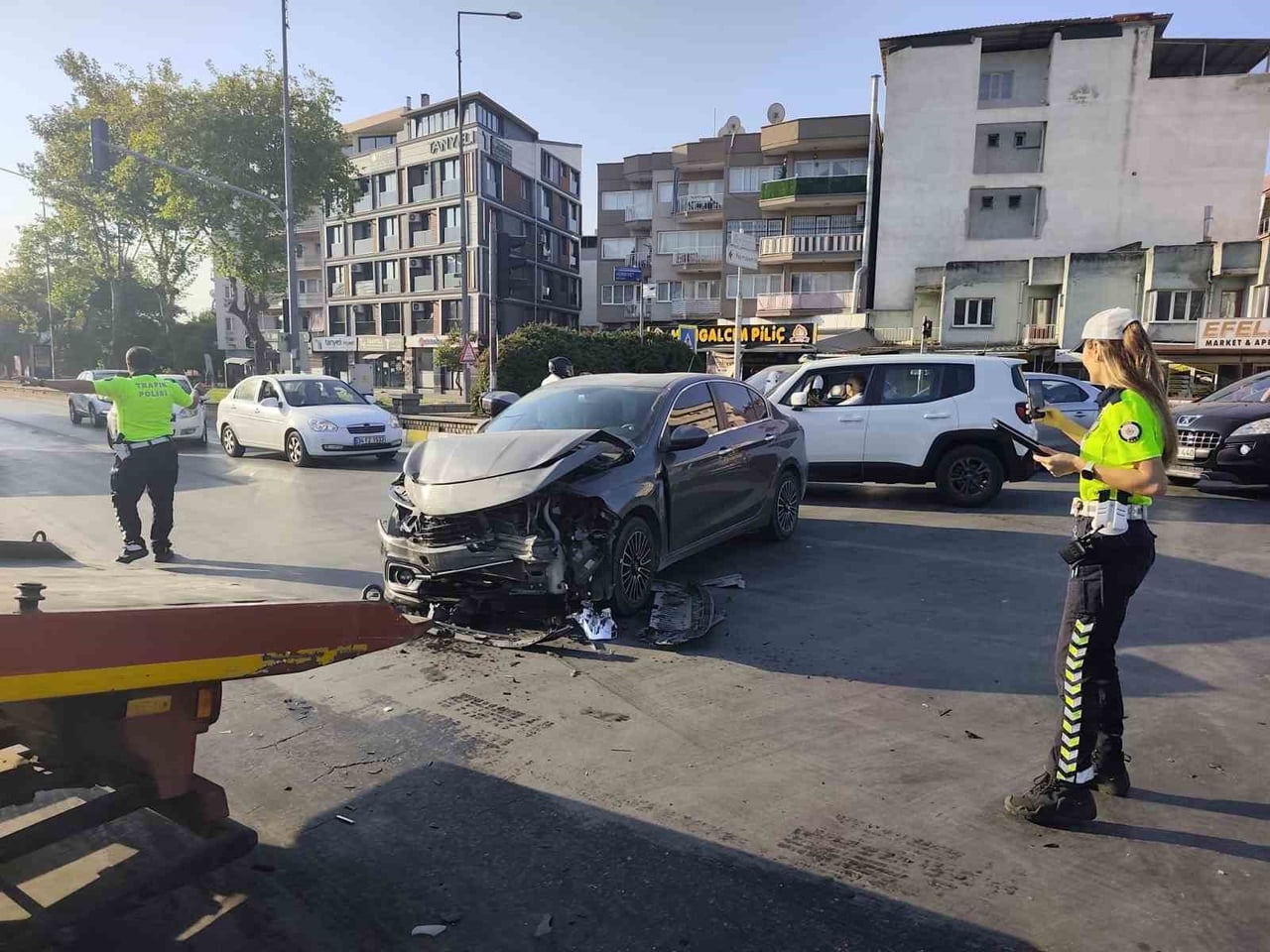 AYDIN'IN EFELER İLÇESİNDE OTOMOBİL İLE HAFİF TİCARİ ARACIN ÇARPIŞMASI SONUCU MEYDANA GELEN KAZADA...