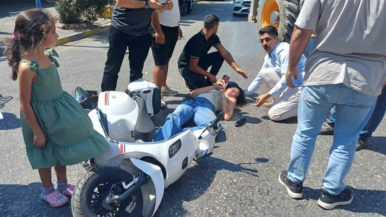 AYDIN'IN EFELER İLÇESİNDE OTOMOBİLİN ÖNÜNE ÇIKACAĞINI DÜŞÜNEREK PANİK FREN YAPAN MOTOSİKLET...