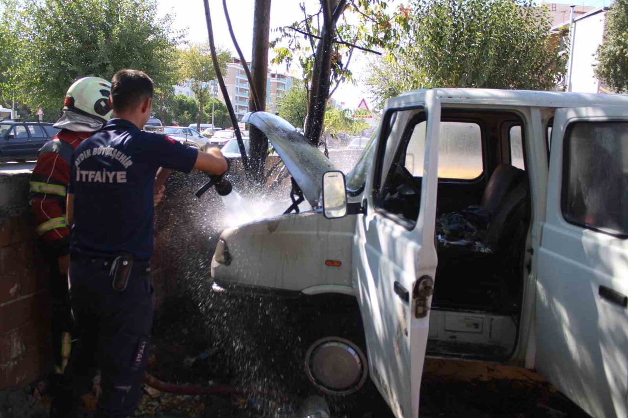 AYDIN'IN EFELER İLÇESİNDE PARK HALİNDEKİ KAMYONETTE ÇIKAN YANGIN EKİPLERİN MÜDAHALESİYLE...