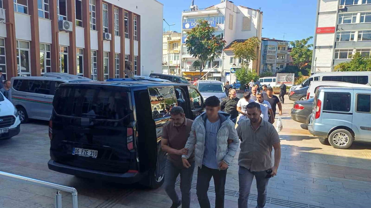AYDIN'IN EFELER İLÇESİNDEKİ BİR LİSENİN ÖNÜNDE POMPALI TÜFEKLE GEZEN 2 ŞÜPHELİ VE OLAYLA BĞLANTILI...