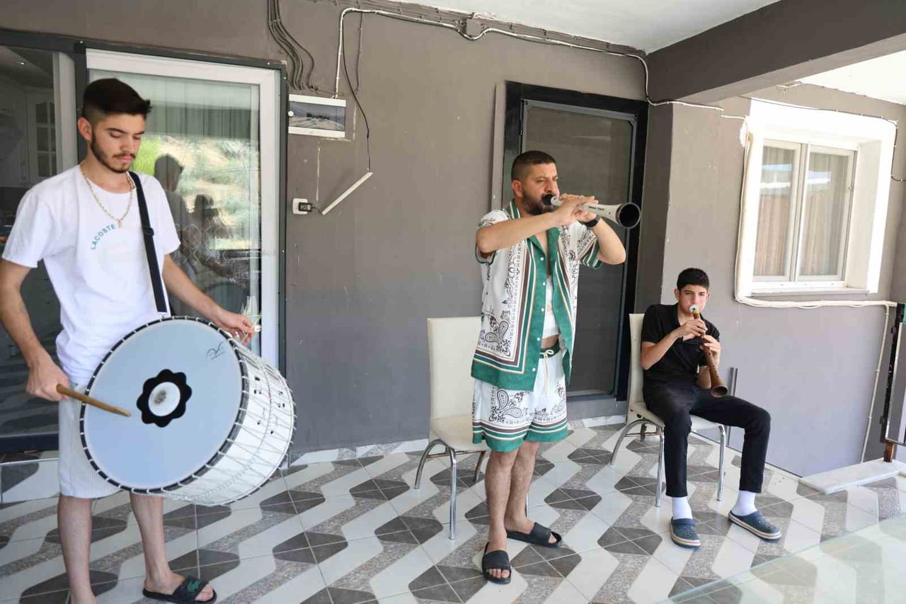 AYDIN'IN KOÇARLI İLÇESİNDE YAŞAYAN TOSUN AİLESİNİN EVİ, ADETA BİR KONSERVATUVARI ANDIRIYOR. BABA...