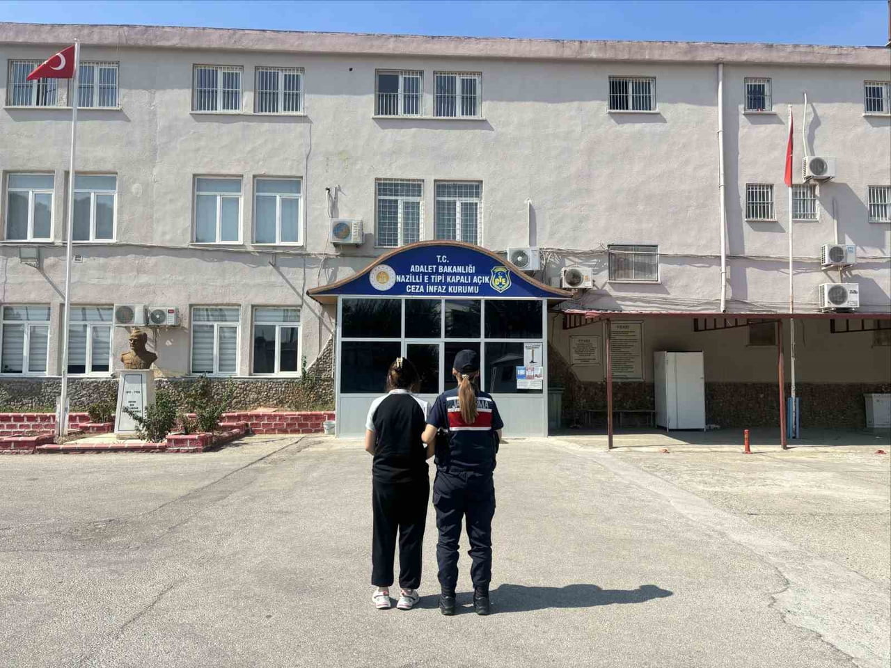 AYDIN'IN NAZİLLİ İLÇESİNDE 16 YIL 9 AY HAPİS CEZASIYLA ARANAN ŞAHIS YAKALANDI.