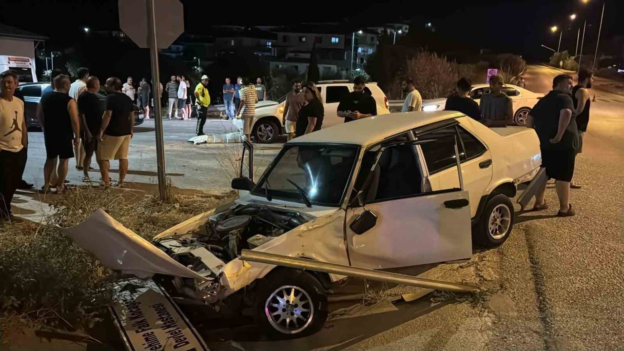 AYDIN'IN SÖKE İLÇESİNDE İKİ OTOMOBİL VE BİR MOTOSİKLETİN KARIŞTIĞI TRAFİK KAZASINDA 2 KİŞİ...
