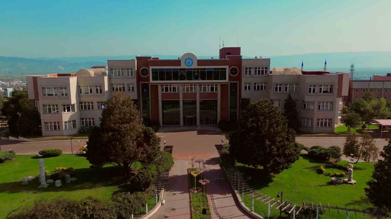 AYDIN ADNAN MENDERES ÜNİVERSİTESİ (ADÜ), NİTELİKLİ EĞİTİM İMKANLARININ YANI SIRA ÖĞRENCİLERİNİN...