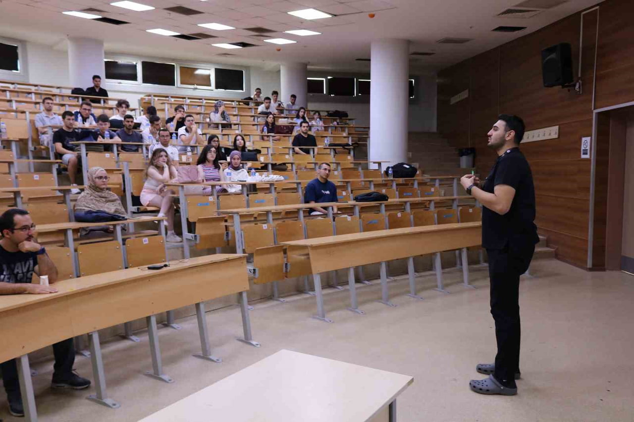 AYDIN ADNAN MENDERES ÜNİVERSİTESİ’NDE DÖNEM 2 VE DÖNEM 3 ÖĞRENCİLERİNİN AKADEMİK SÜREÇLERE UYUMUNU...