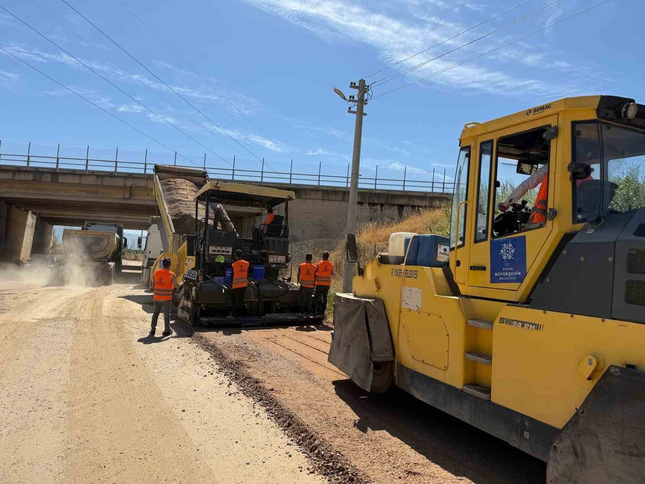 AYDIN BÜYÜKŞEHİR BELEDİYESİ EKİPLERİ, KENT GENELİNDE ONLARCA FARKLI NOKTADA YOL YAPIM, BAKIM...