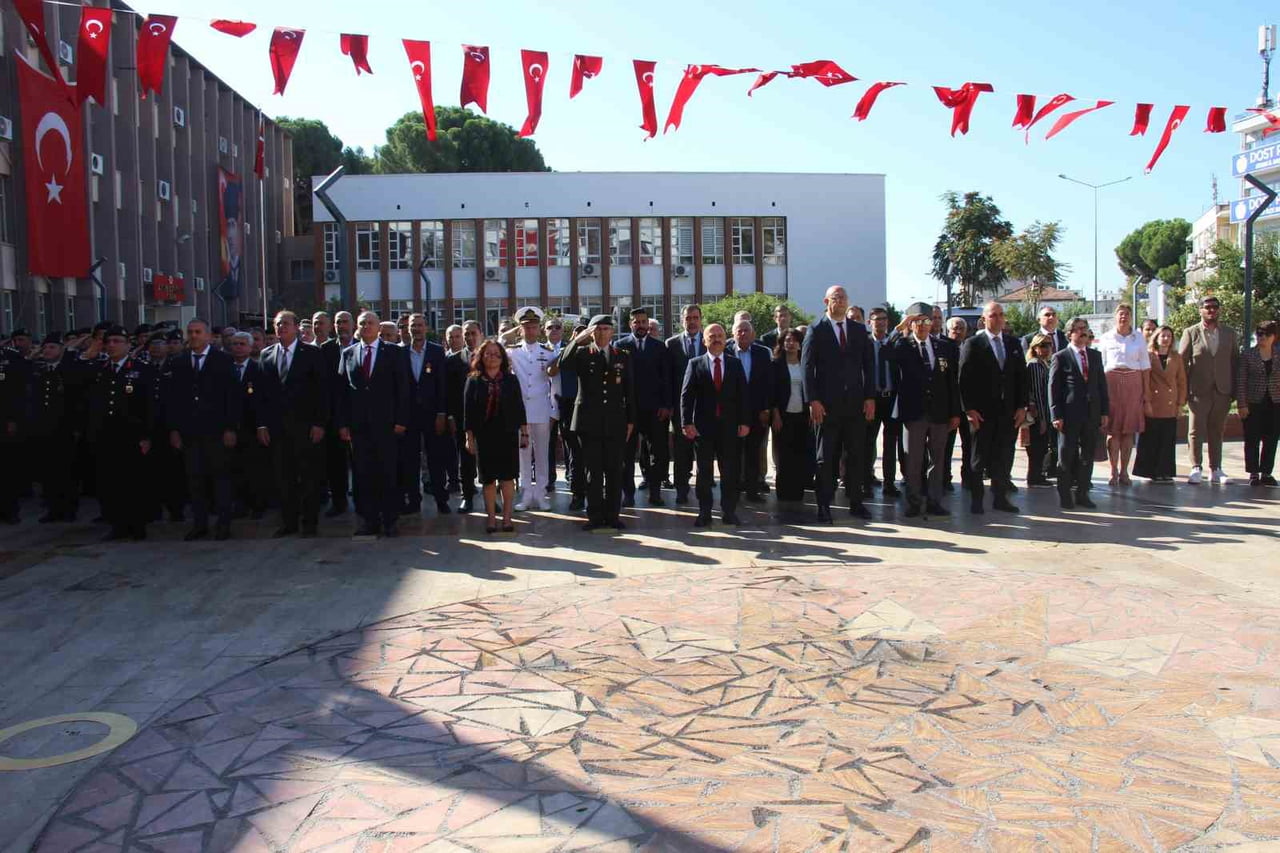 AYDIN’DA 19 EYLÜL GAZİLER GÜNÜ DOLAYISIYLA HÜKÜMET KONAĞI ÖNÜNDEKİ TÖREN DÜZENLENDİ. TÖRENDE...