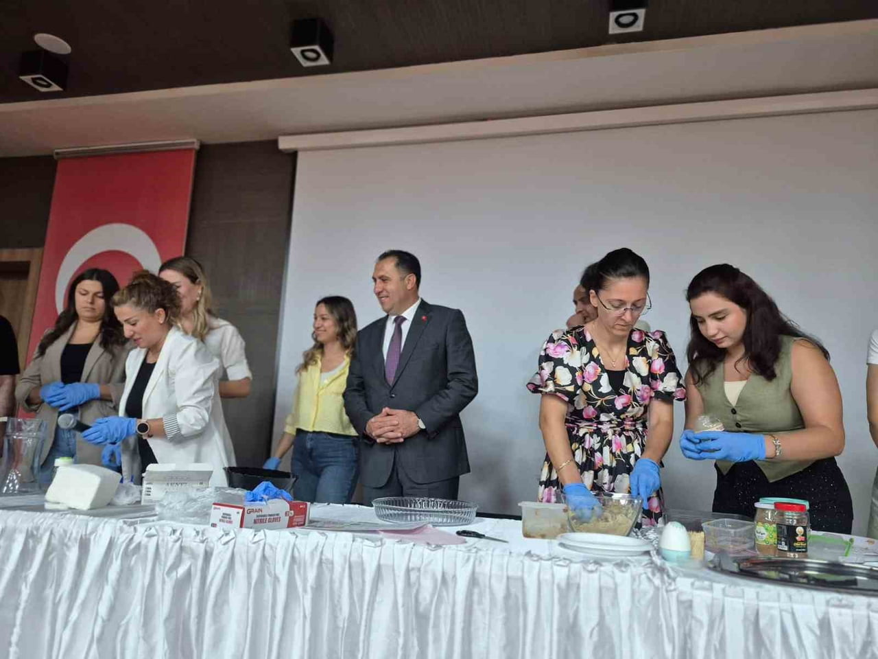 AYDIN’DA DÜNYA ŞEKERE DİKKAT HAFTASI KAPSAMINDA DÜZENLENEN ATÖLYEDE KATILIMCILAR, İLAVE ŞEKER...