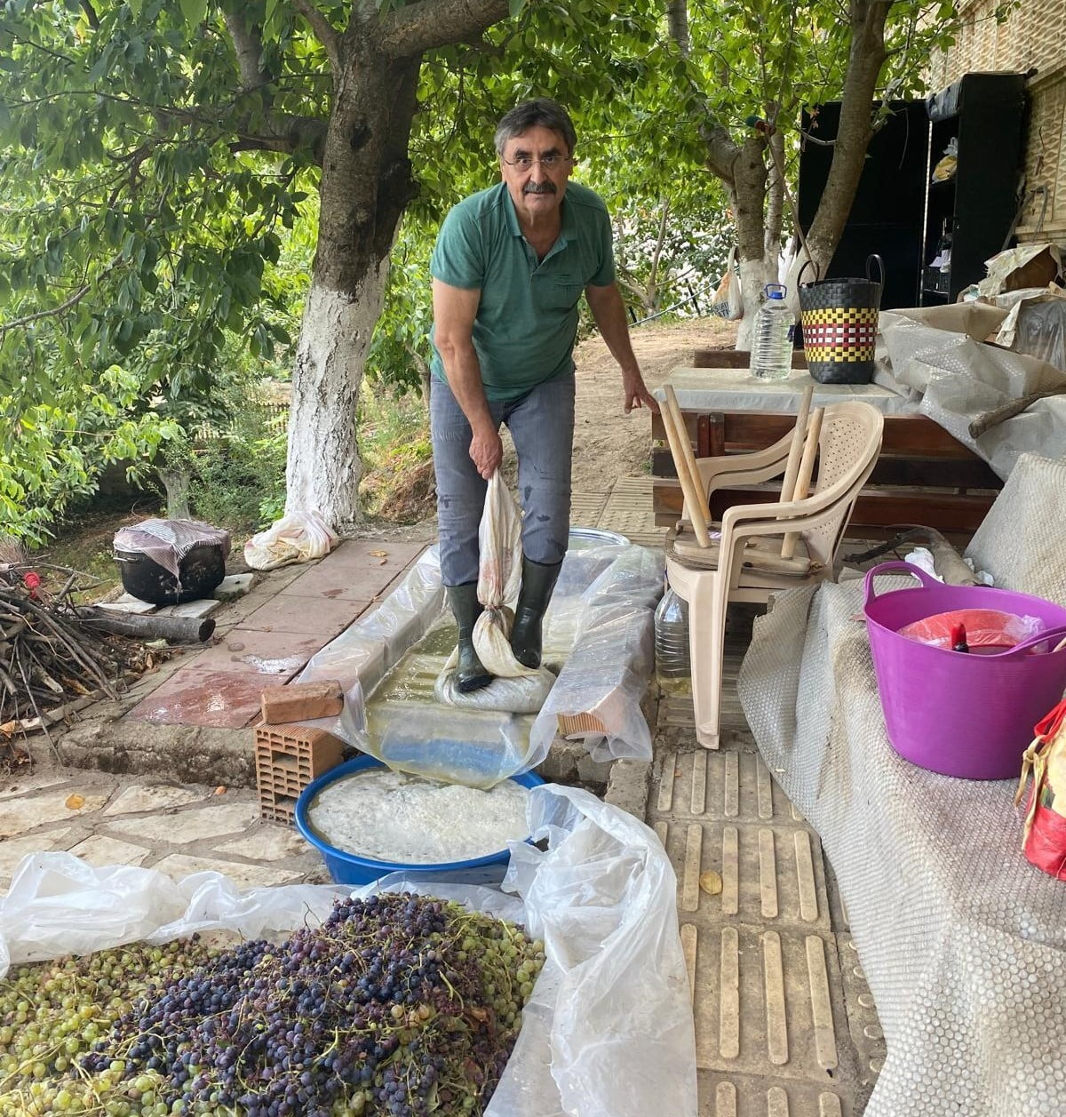 AYDIN’DA GÜZ DÖNEMİ BAŞLAMASIYLA BİRLİKTE ÜZÜMLER SIKILIP ŞIRALARI KAYNATILMAYA BAŞLADI....