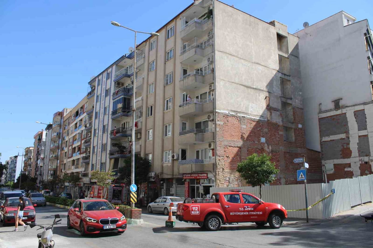 AYDIN’IN EFELER İLÇESİNDE BİR APARTMANDA MEYDANA GELEN DOĞALGAZ KAÇAĞI PANİĞE NEDEN OLDU. MUTFAKTA...