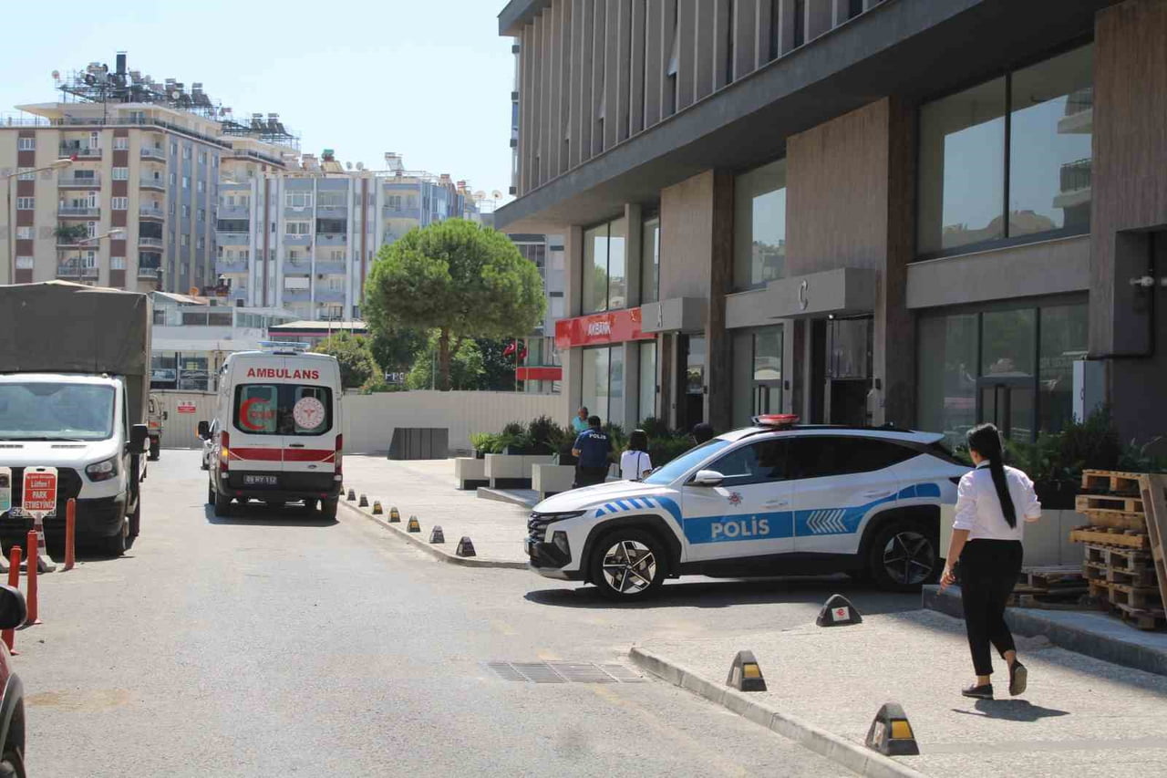 AYDIN’IN EFELER İLÇESİNDE BİR APARTMANIN MERDİVENLERİNDEN DÜŞEN 51 YAŞINDAKİ YAŞLI ADAM...