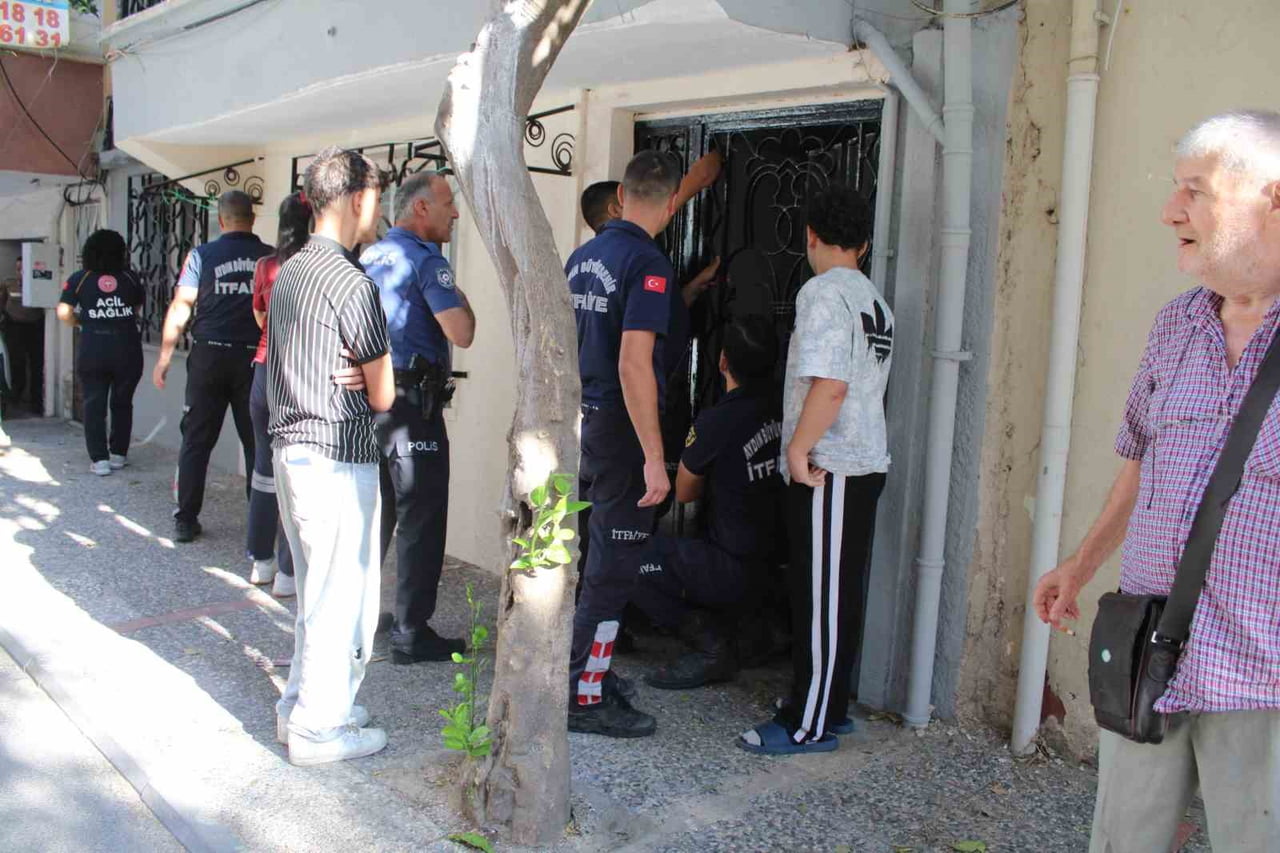 AYDIN’IN EFELER İLÇESİNDE NİNESİNDEN HABER ALAMAYAN TORUNUNUN İHBARI ÜZERİNE EVE GELEN EKİPLER...