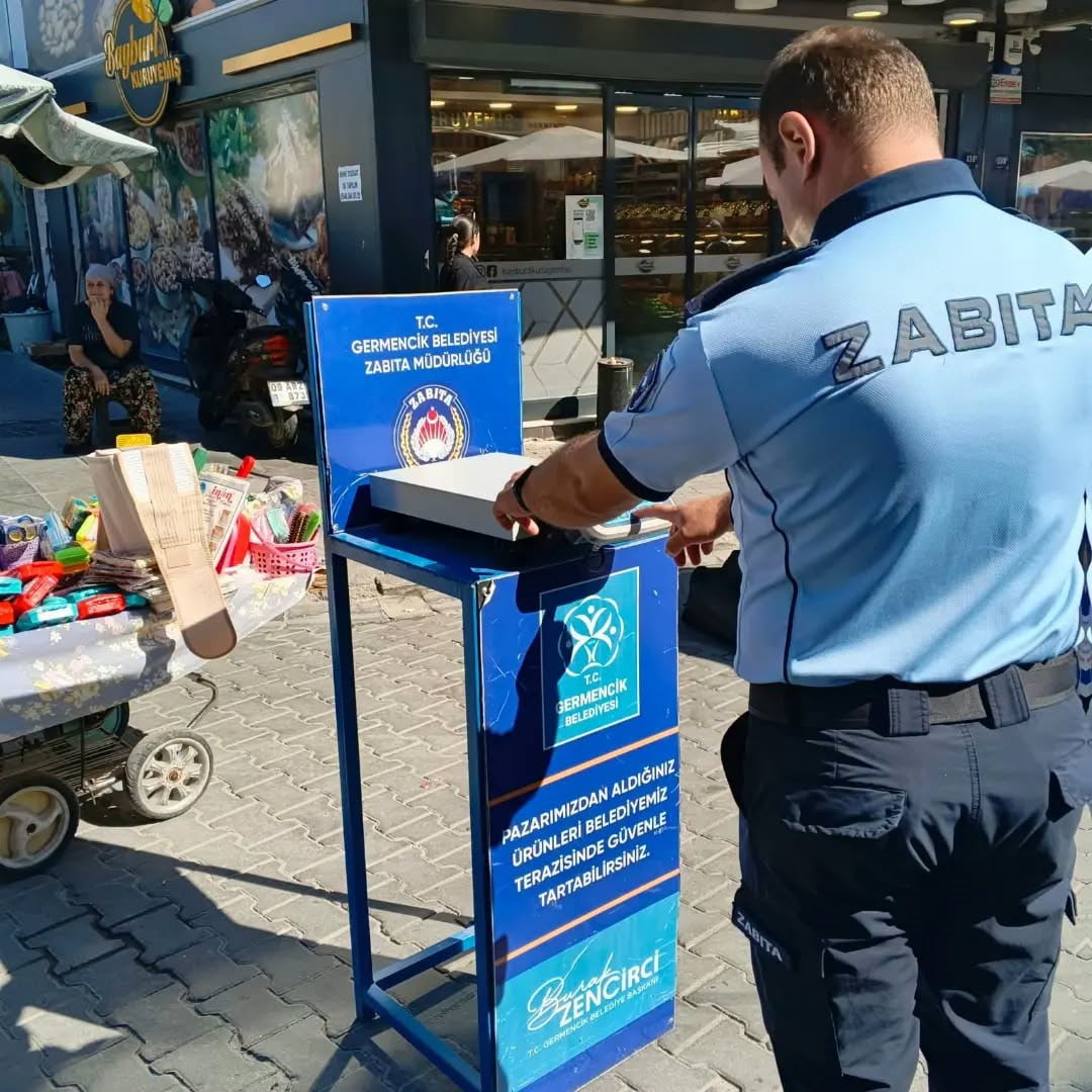 AYDIN’IN GERMENCİK İLÇESİNDE BELEDİYE ZABITA EKİPLERİ, SEMT PAZARINDA ETİKET DENETİMİ...