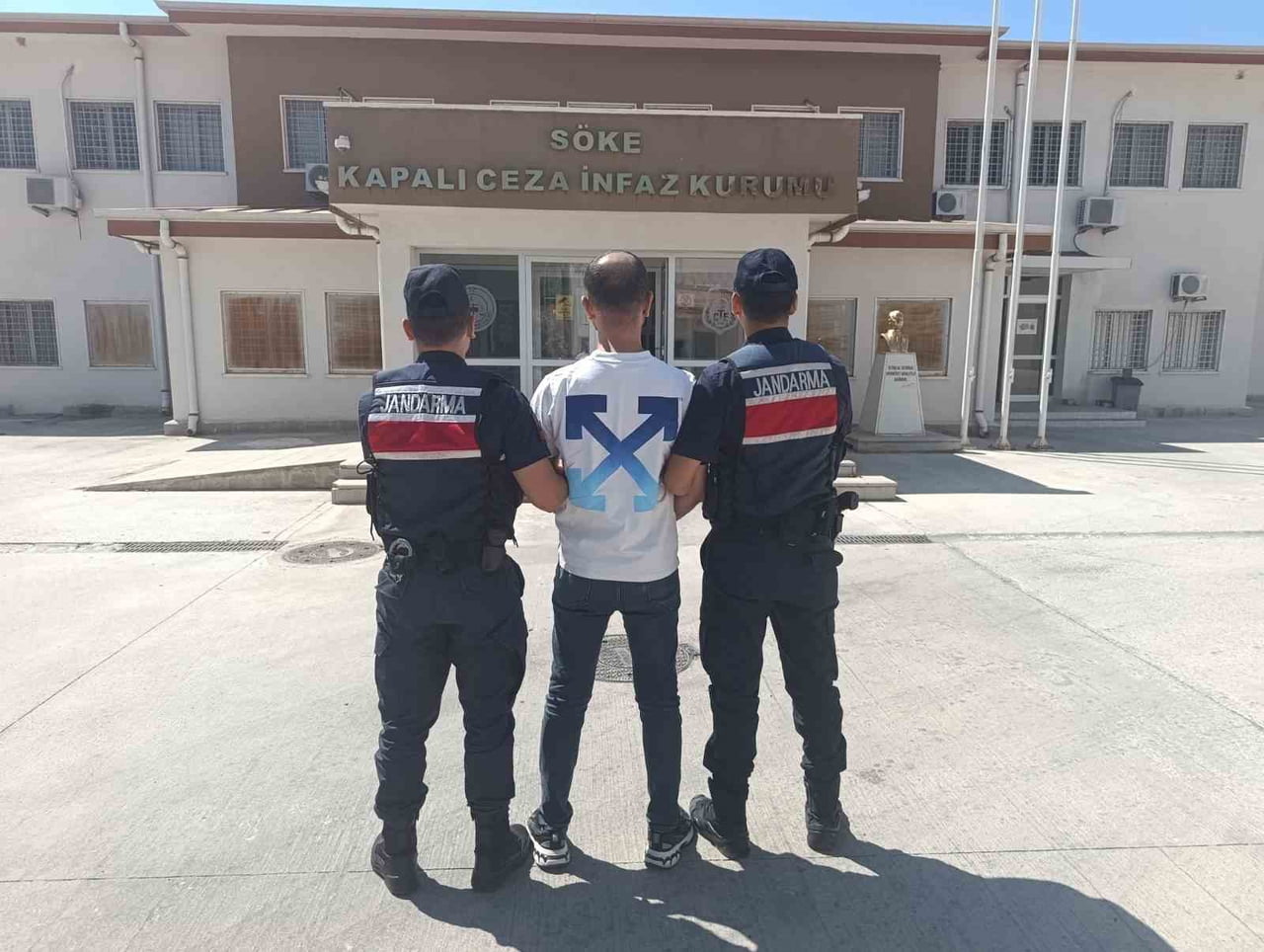 AYDIN’IN KUŞADASI İLÇESİNDE ÇEŞİTLİ SUÇLARDAN HAKKINDA 11 YIL 4 AY KESİNLEŞMİŞ HAPİS CEZASI...
