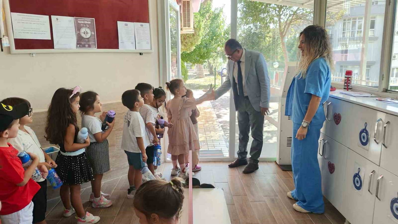 AYDIN’IN KUŞADASI İLÇESİNDE İLÇE MİLLİ EĞİTİM MÜDÜRÜ ŞERAFETTİN YAPICI, MÜCELLA EMGİN ANAOKULU’NU...