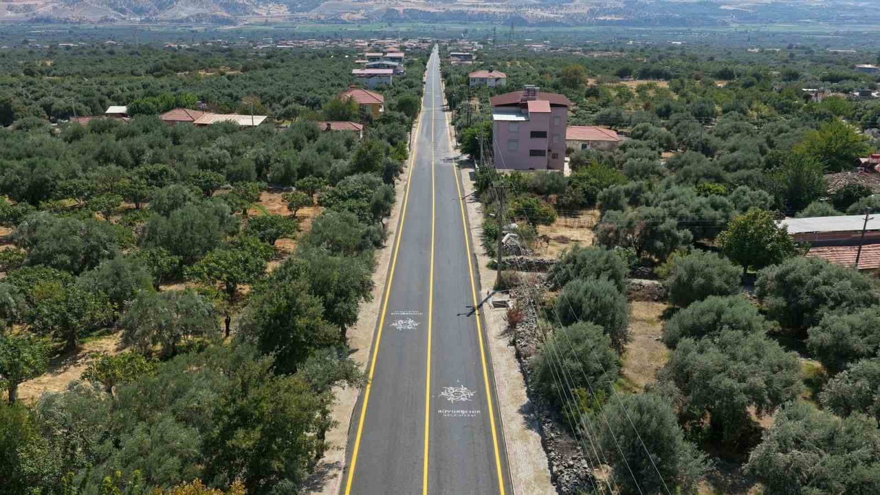 AYDIN’IN KUYUCAK İLÇESİNDE GENCELLİ İLE GENCELLİDERE MAHALLELERİ ARASINDAKİ YOLDA SICAK ASFALT...