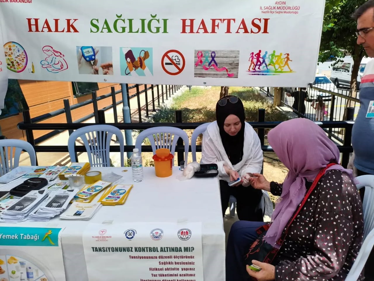 AYDIN’IN NAZİLLİ İLÇESİNDE HALK SAĞLIĞI HAFTASI KAPSAMINDA KURULAN STANTTA VATANDAŞLARIN ŞEKER VE...