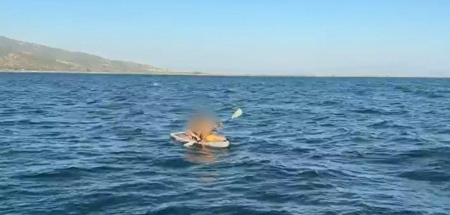AYDIN’IN SÖKE İLÇESİ AÇIKLARINDA KÜREK SÖRFÜ YAPARKEN AKINTIYA KAPILARAK DENİZDE SÜRÜKLENEN 2...