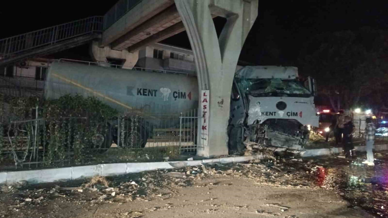 AYDIN’IN SÖKE İLÇESİNDE TIR ÜST GEÇİDİN BETON AYAĞINA ÇARPARKEN, KAZADA TIR SÜRÜCÜSÜ...