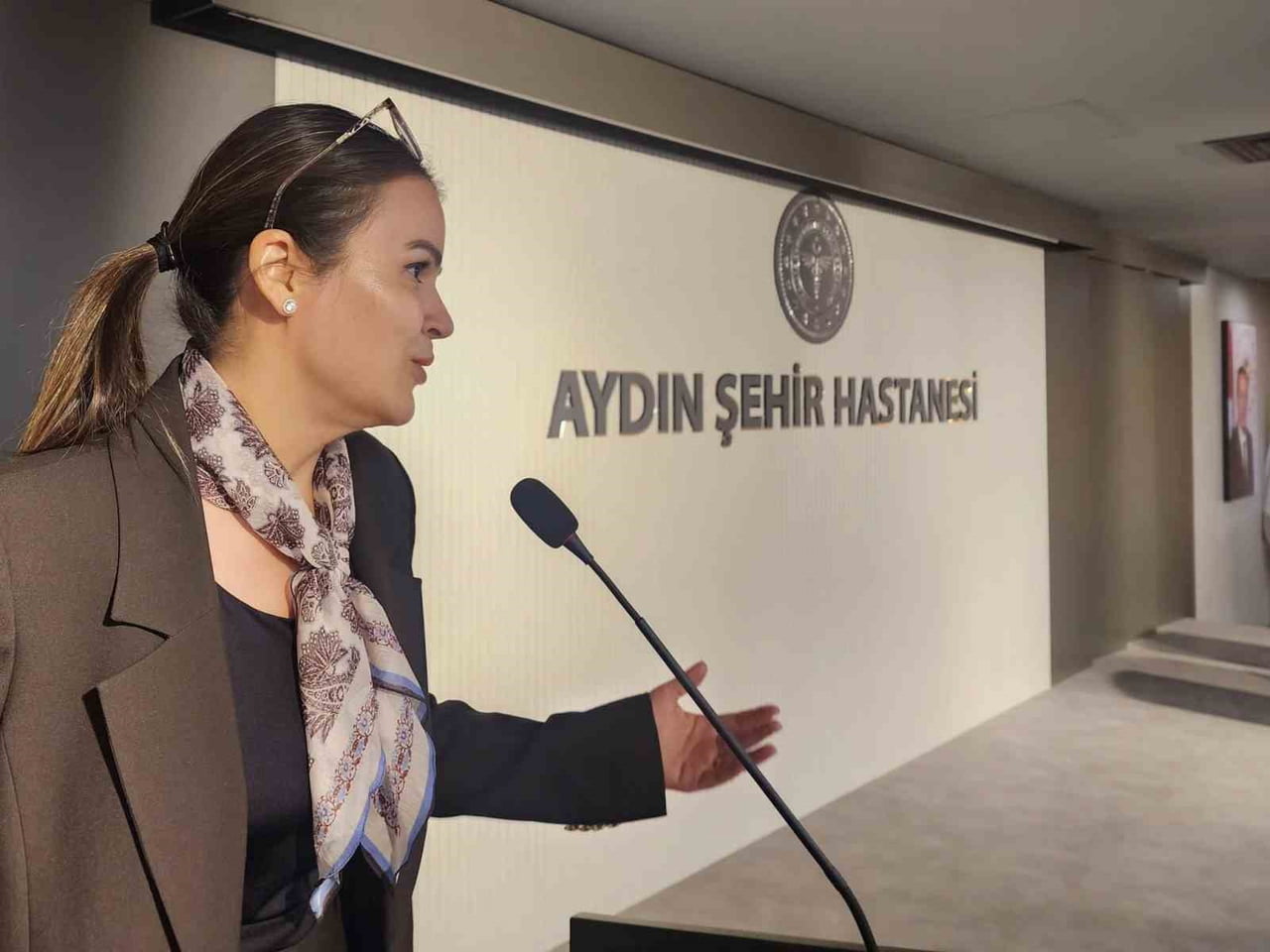 AYDIN ŞEHİR HASTANESİ BAŞHEKİMİ PROF. DR. ÖZLEM ÖZBAĞÇIVAN, HASTANENİN KONFERANS SALONUNDA...