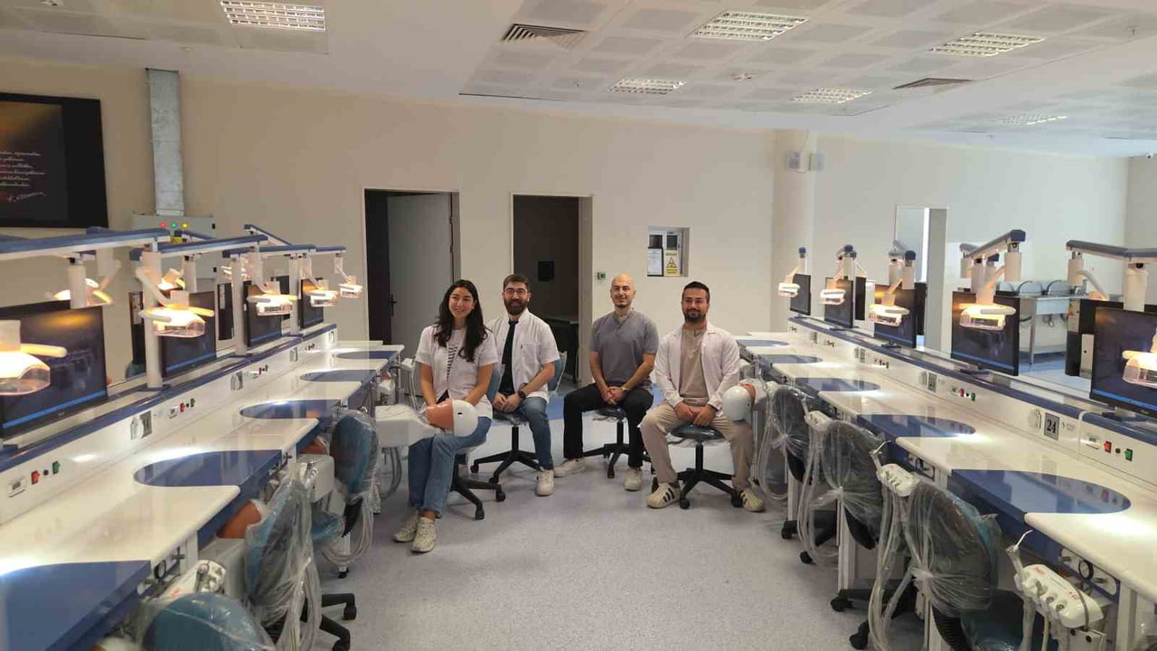 AYNI ANDA 86 ÖĞRENCİNİN EĞİTİM ALABİLECEĞİ LABORATUVAR BUGÜN HİZMETE AÇILDI.