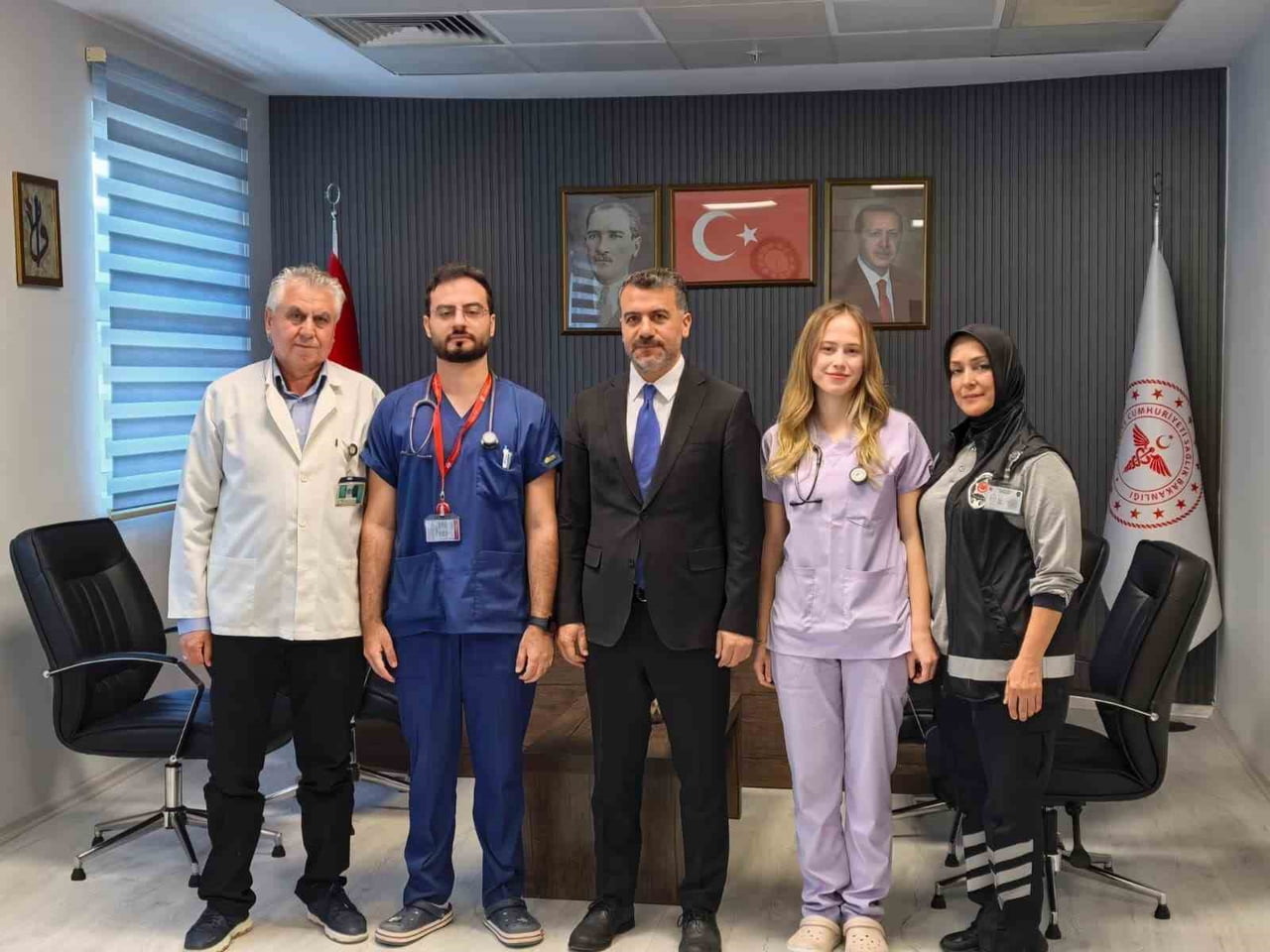 AYNI HASTANEDE EBEVEYNLERİYLE BİRLİKTE GÖREV YAPAN GENÇ DOKTORLARIN HİKÂYESİ, MESLEĞİN NESİLDEN...
