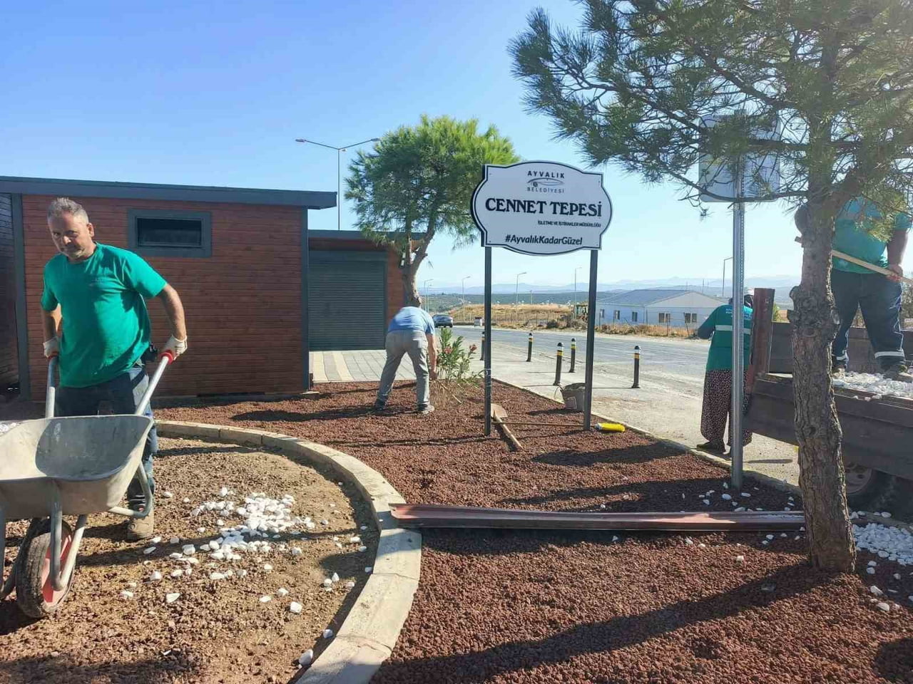AYVALIK BELEDİYESİ PARK BAHÇELER MÜDÜRLÜĞÜ ÇALIŞANLARININ MESAİSİ BİTMİYOR