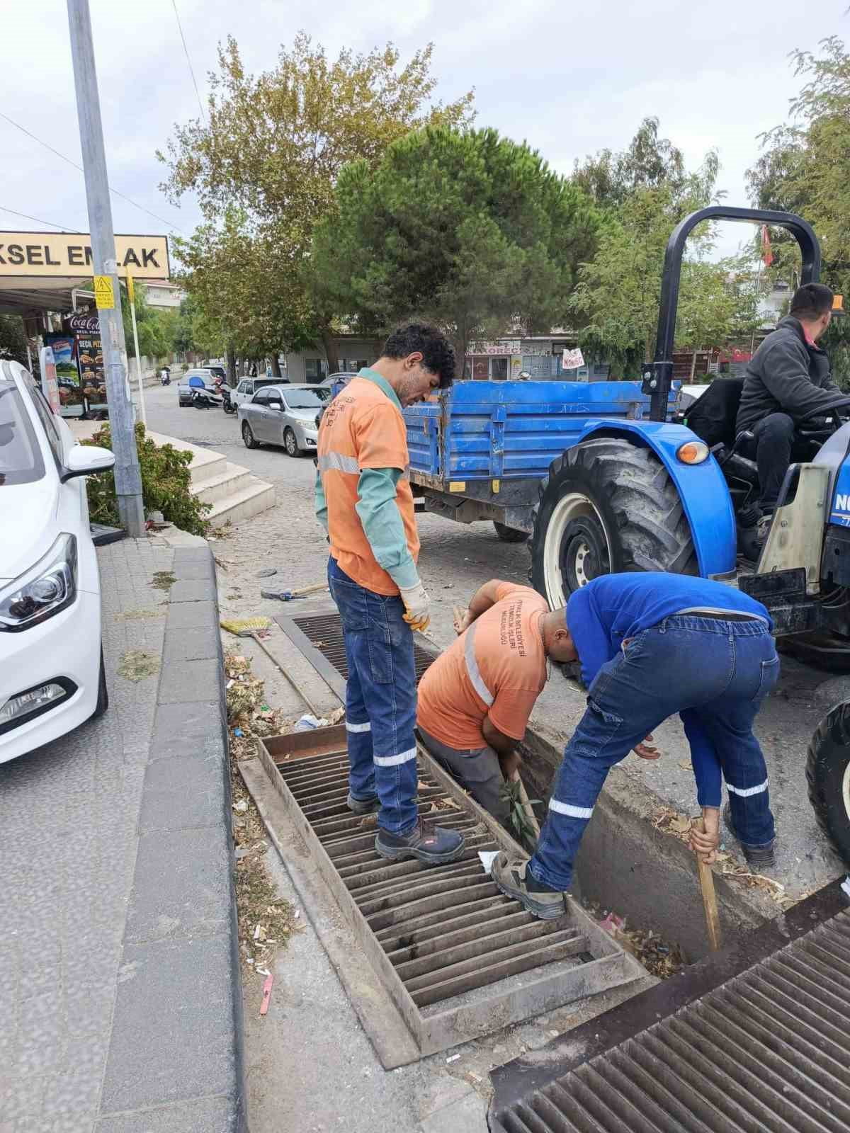 AYVALIK’TA MAZGAL VE YAĞMUR SUYU KANALLARINDA BÜYÜK TEMİZLİK