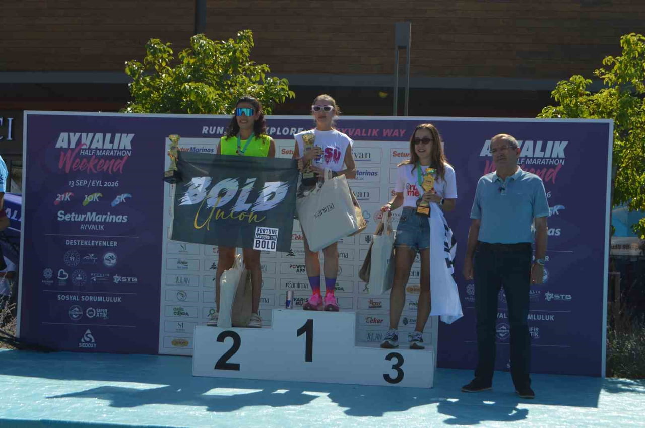 AYVALIK’TA YARI MARATONUN ŞAMPİYONLARI ÖDÜLLERİNİ ALDI