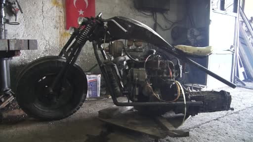 Babası ‘olmaz' dedi o ikna etti: Araba motorundan motosiklet yaptı