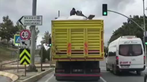 Bağcılar'da kamyon üzerinde tehlikeli yolculuk kamerada