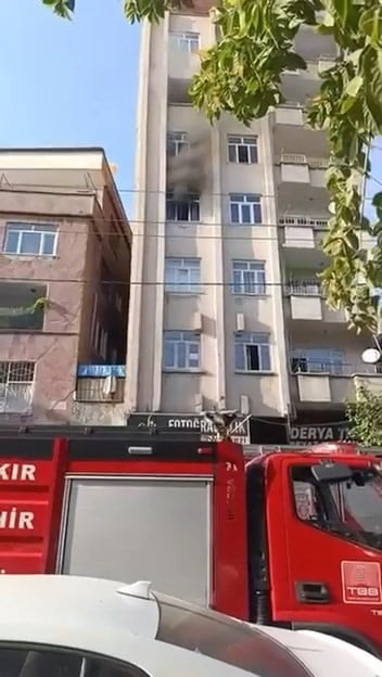 BAĞLAR İLÇESİNDE BİR EVDE ÇIKAN YANGIN, EKİPLERİN MÜDAHALESİ İLE SÖNDÜRÜLDÜ