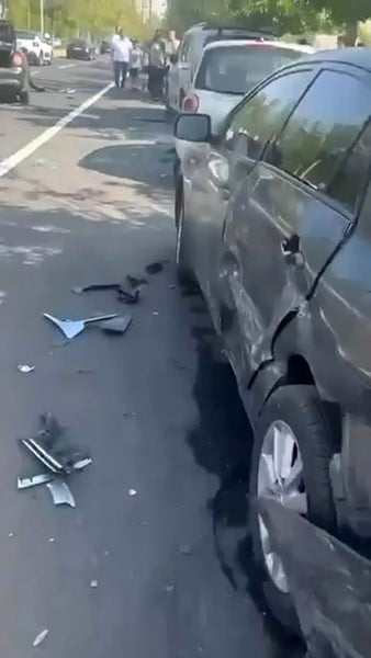 BAĞLAR İLÇESİNDE KONTROLDEN ÇIKAN OTOMOBİL PARK HALİNDEKİ 4 OTOMOBİLE ÇARPARAK DURABİLDİ. KAZADA 1...