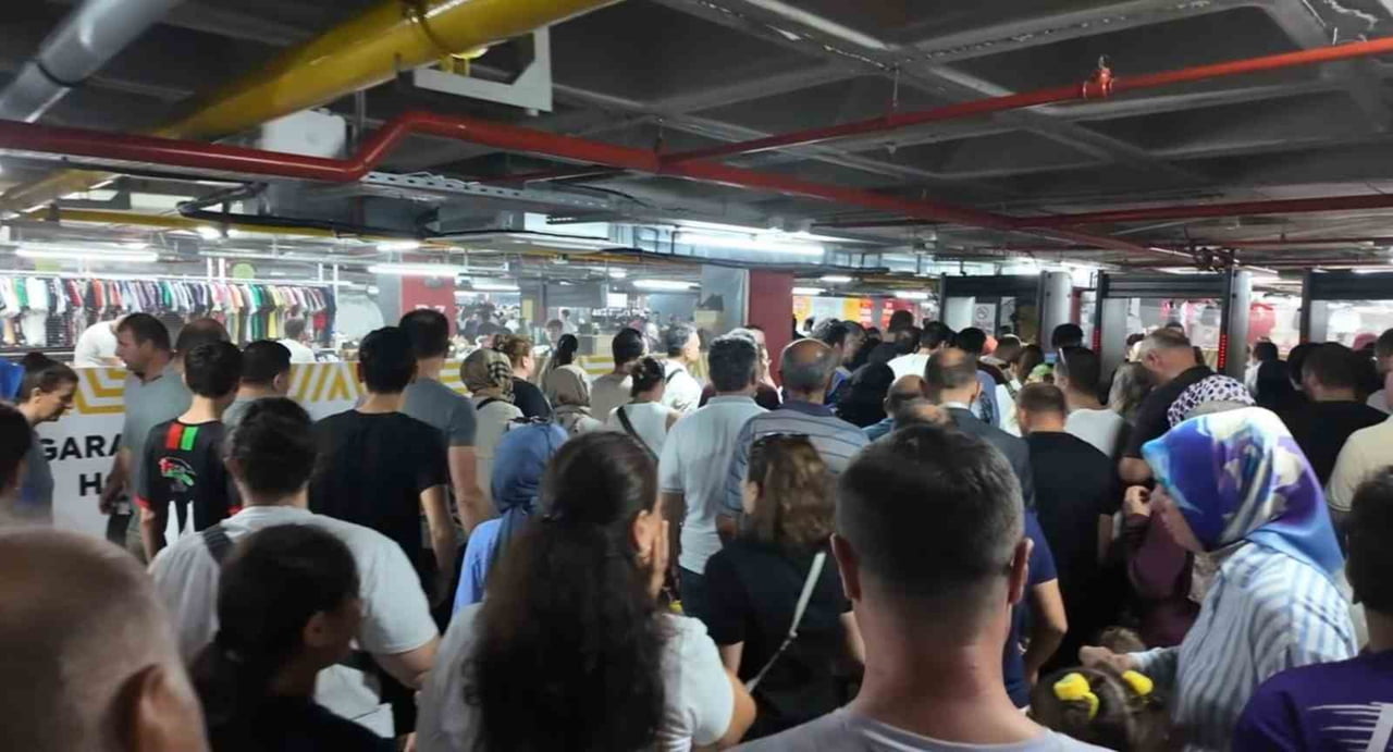 BAHÇELİEVLER’DE BİR ALIŞVERİŞ MERKEZİ TARAFINDAN DÜZENLENEN VE ONLARCA ÜNLÜ MARKANIN YER ALDIĞI...