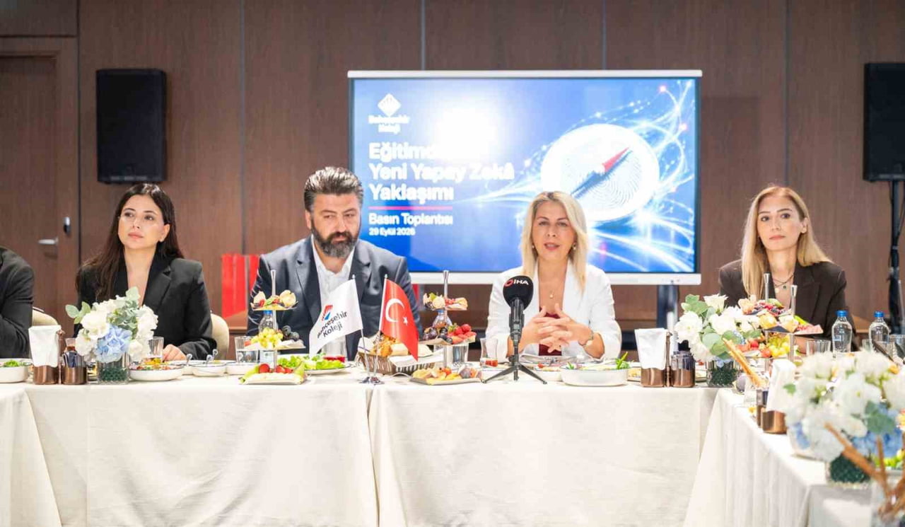 BAHÇEŞEHİR KOLEJİ, ÖĞRENCİLERİN GELİŞİM DÖNEMLERİNE GÖRE YAPAY ZEKÂ KULLANIMINI KADEMELENDİREN...