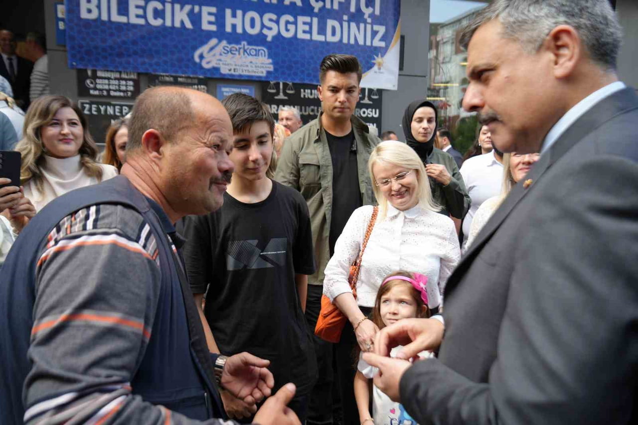 BAKAN ÇİFTÇİ'NİN ZİYARETİ SIRASINDA, BİLECİK ESNAFI VE HALKININ SEVDİĞİ İSİMLER BİRİ OLAN 'CİN...