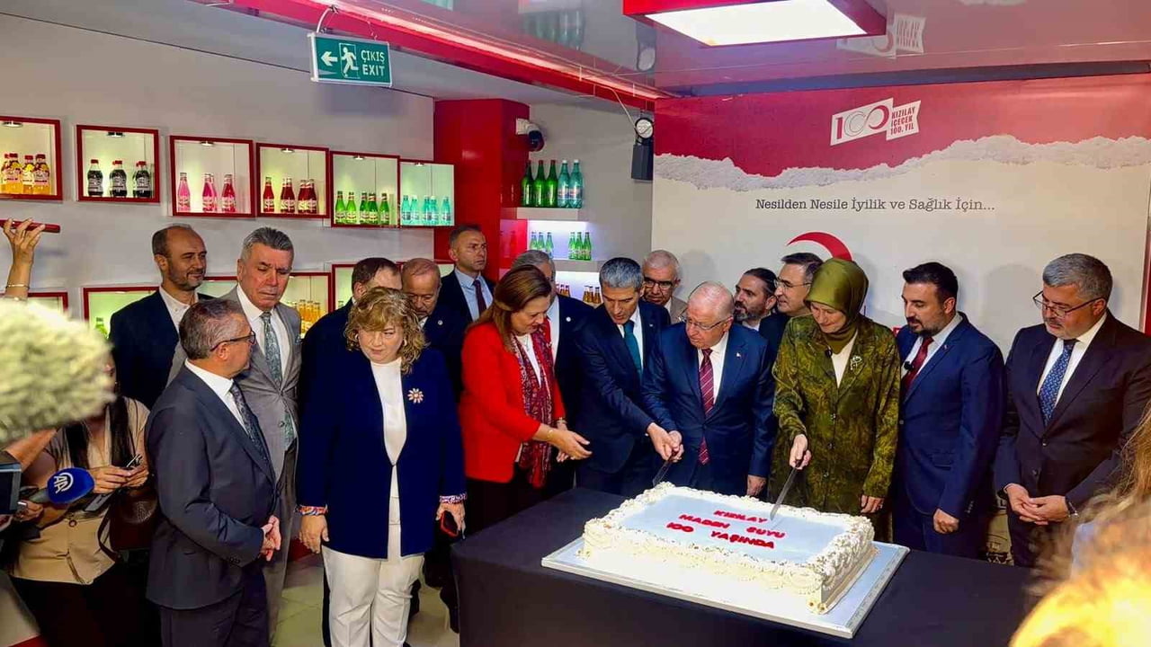 BAKAN GÜLER, KIZILAY YÖNETİCİLERİYLE BİRLİKTE 100. YIL İÇİN ÖZEL OLARAK HAZIRLANAN PASTAYI...