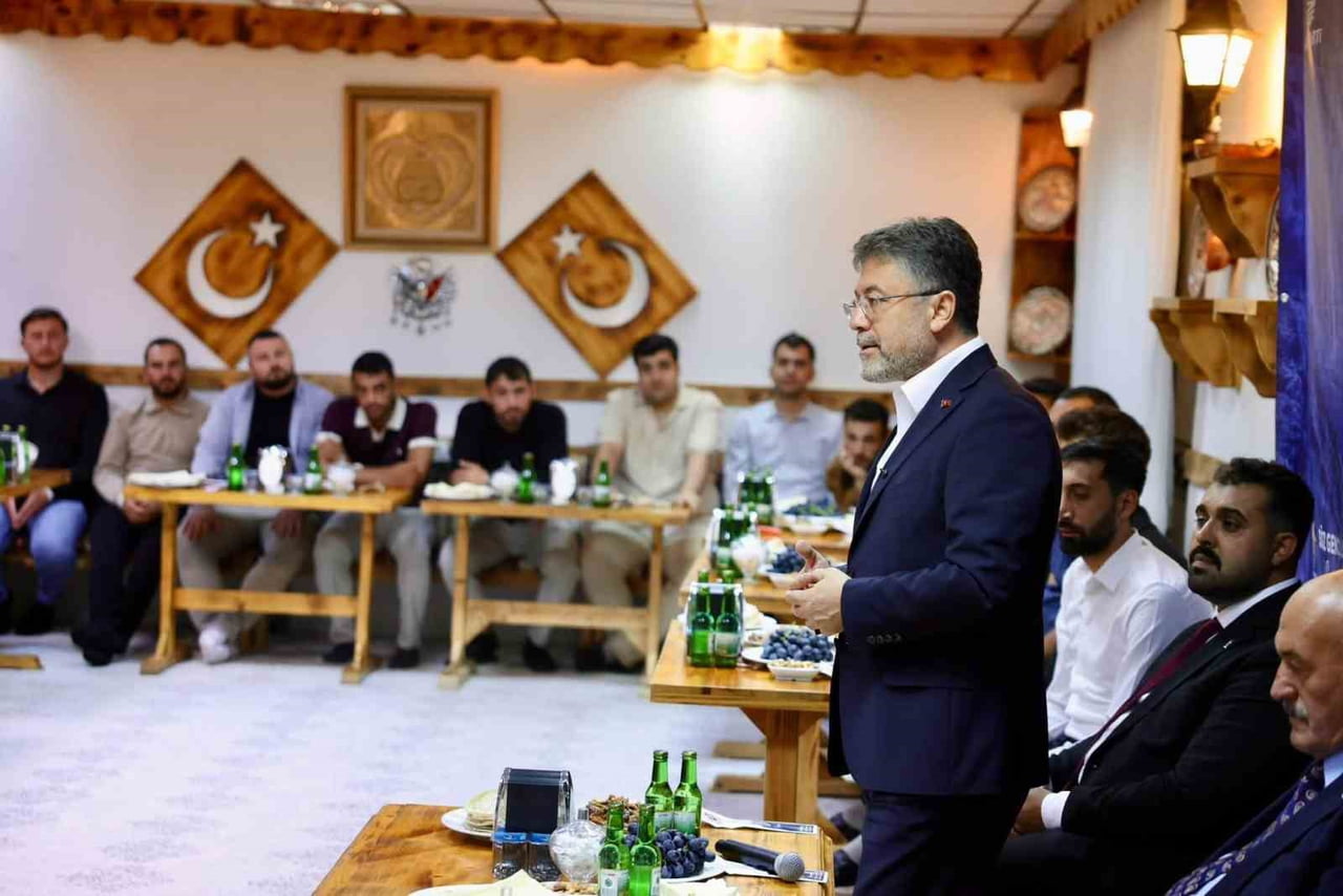 BAKAN YUMAKLI, ERZİNCAN’DA GENÇLERLE BULUŞTU