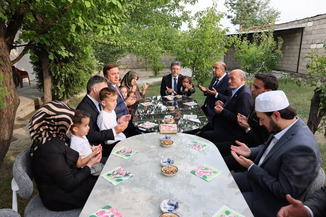 BAKAN YUMAKLI, ŞEHİT JANDARMA ER YAKUP KOÇ'UN AİLESİNİ ZİYARET ETTİ