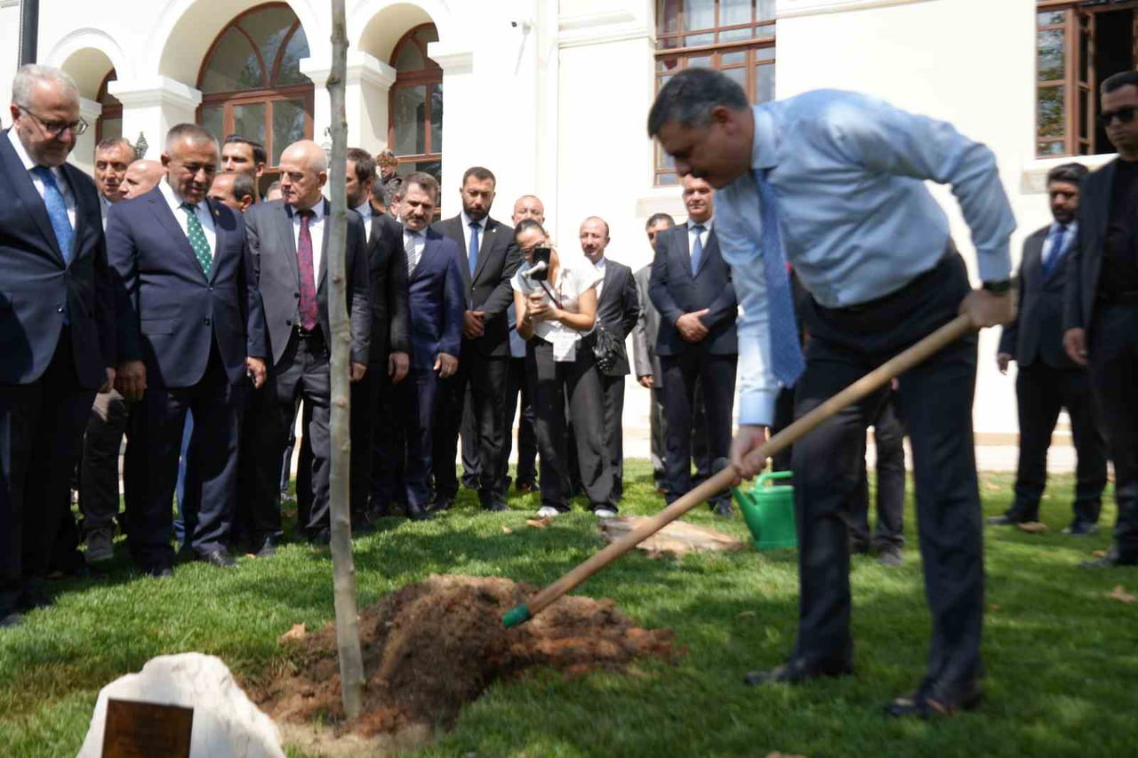 BAKANI ÇİFTÇİ, ADINI TAŞIYAN ÇINAR FİDANINI DİKEREK CAN SUYU VERDİ