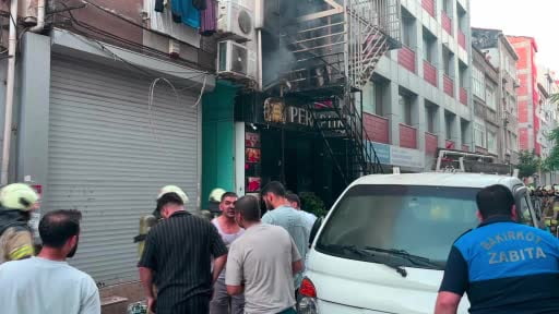 Bakırköy’de bir otelde yangın çıktı, çok sayıda kişinin tahliye edildiği yangına ekiplerin...