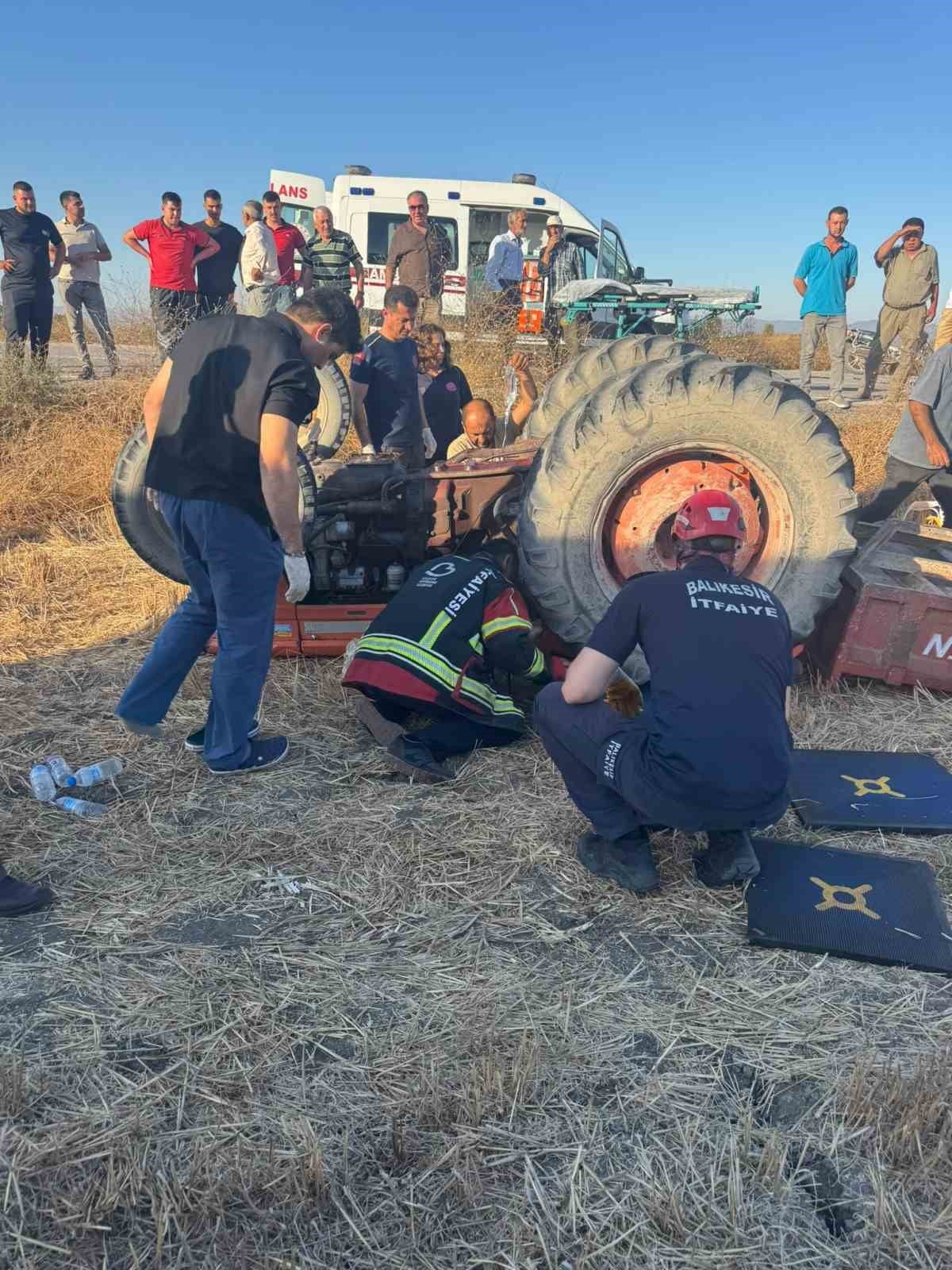 BALIKESİR'İN ALTIEYLÜL İLÇESİNDE OTOMOBİL İLE KAZA YAPARAK, DEVRİLEN TRAKTÖRÜN ALTINDA KALAN...