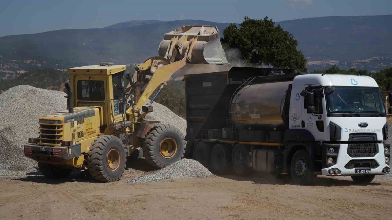 BALIKESİR BÜYÜKŞEHİR DURSUNBEY’DE YOLLARA ASFALT ATIYOR